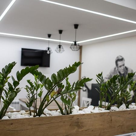 נובה מיאסטו לובבסקה Hotel Tiffany מראה חיצוני תמונה
