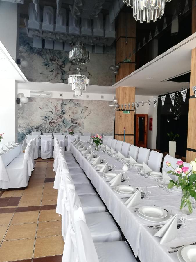 נובה מיאסטו לובבסקה Hotel Tiffany מראה חיצוני תמונה