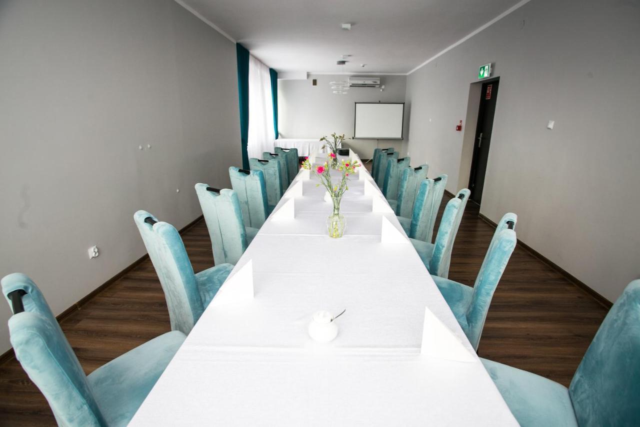 נובה מיאסטו לובבסקה Hotel Tiffany מראה חיצוני תמונה