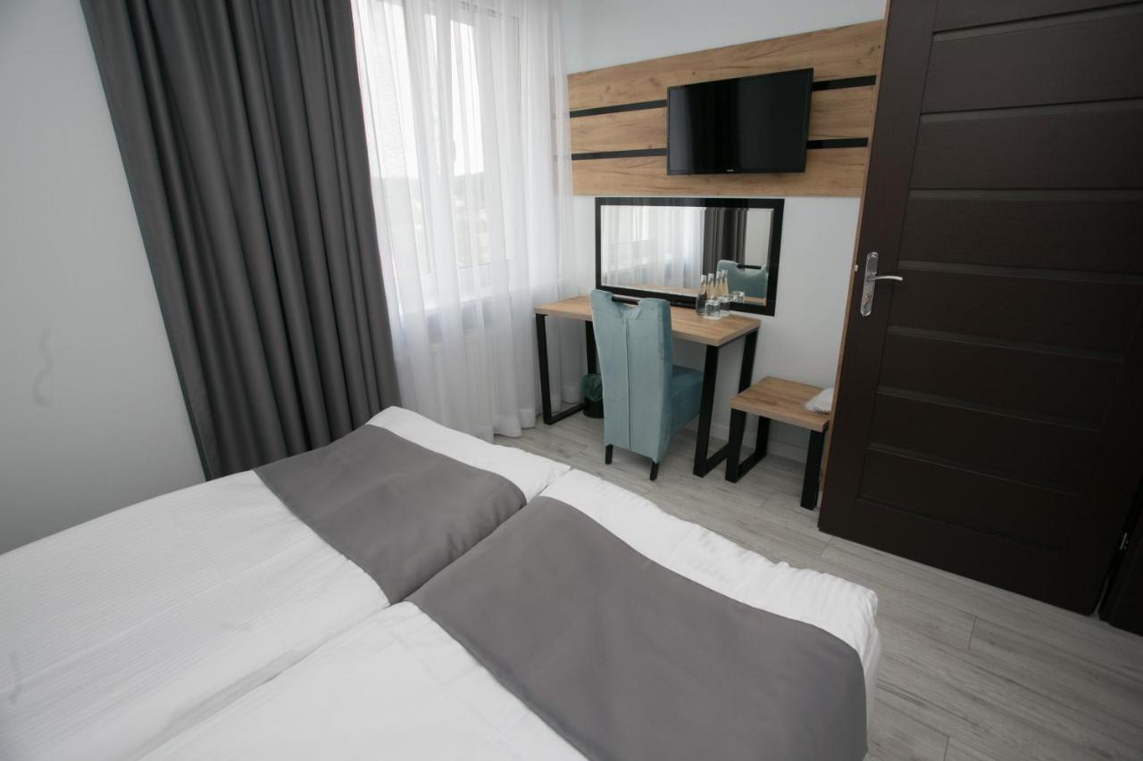 נובה מיאסטו לובבסקה Hotel Tiffany מראה חיצוני תמונה