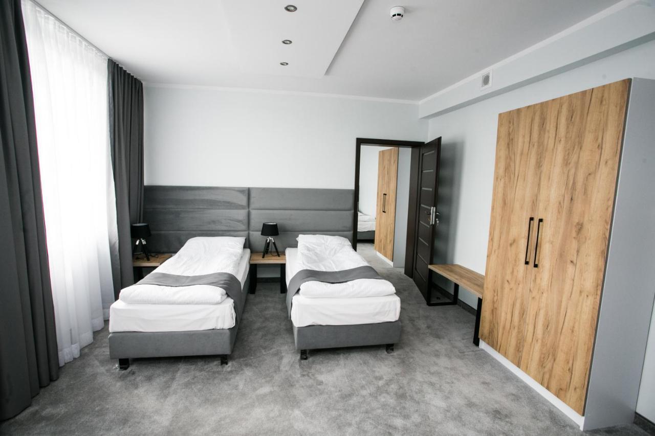 נובה מיאסטו לובבסקה Hotel Tiffany מראה חיצוני תמונה