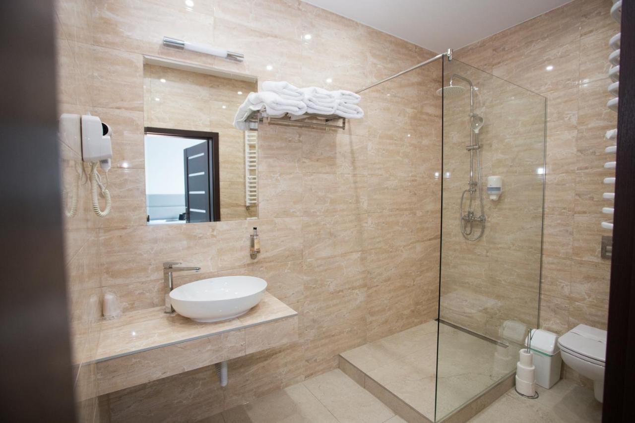 נובה מיאסטו לובבסקה Hotel Tiffany מראה חיצוני תמונה