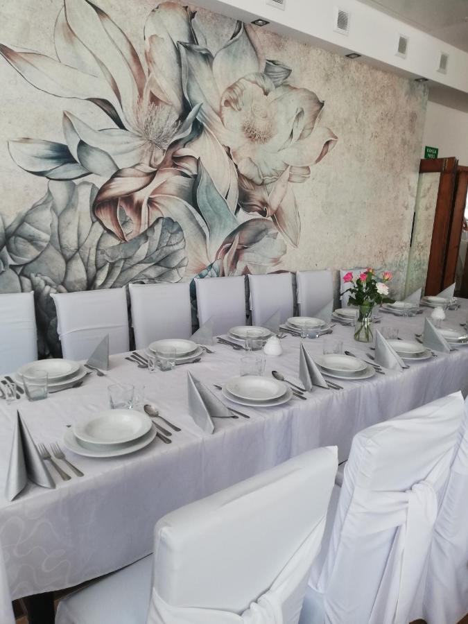 נובה מיאסטו לובבסקה Hotel Tiffany מראה חיצוני תמונה
