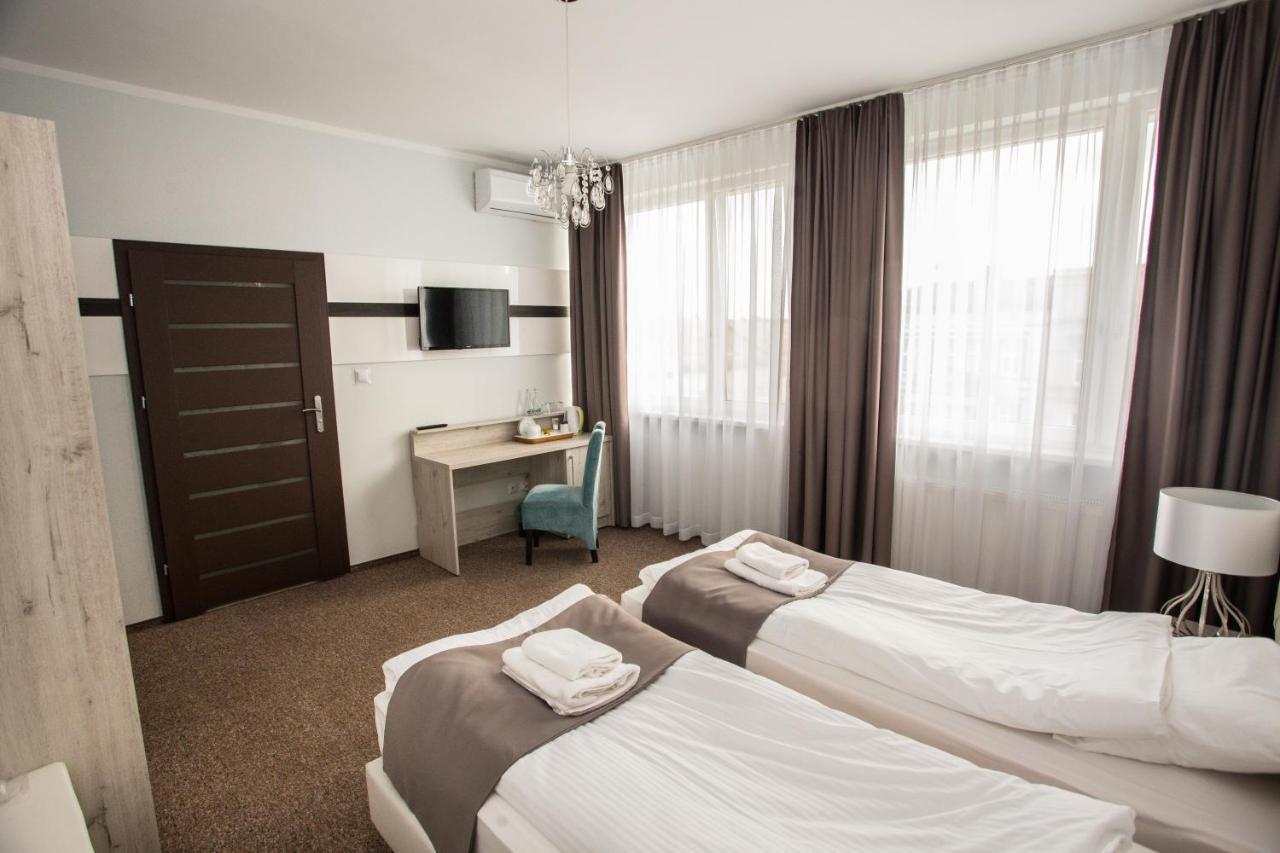 נובה מיאסטו לובבסקה Hotel Tiffany מראה חיצוני תמונה