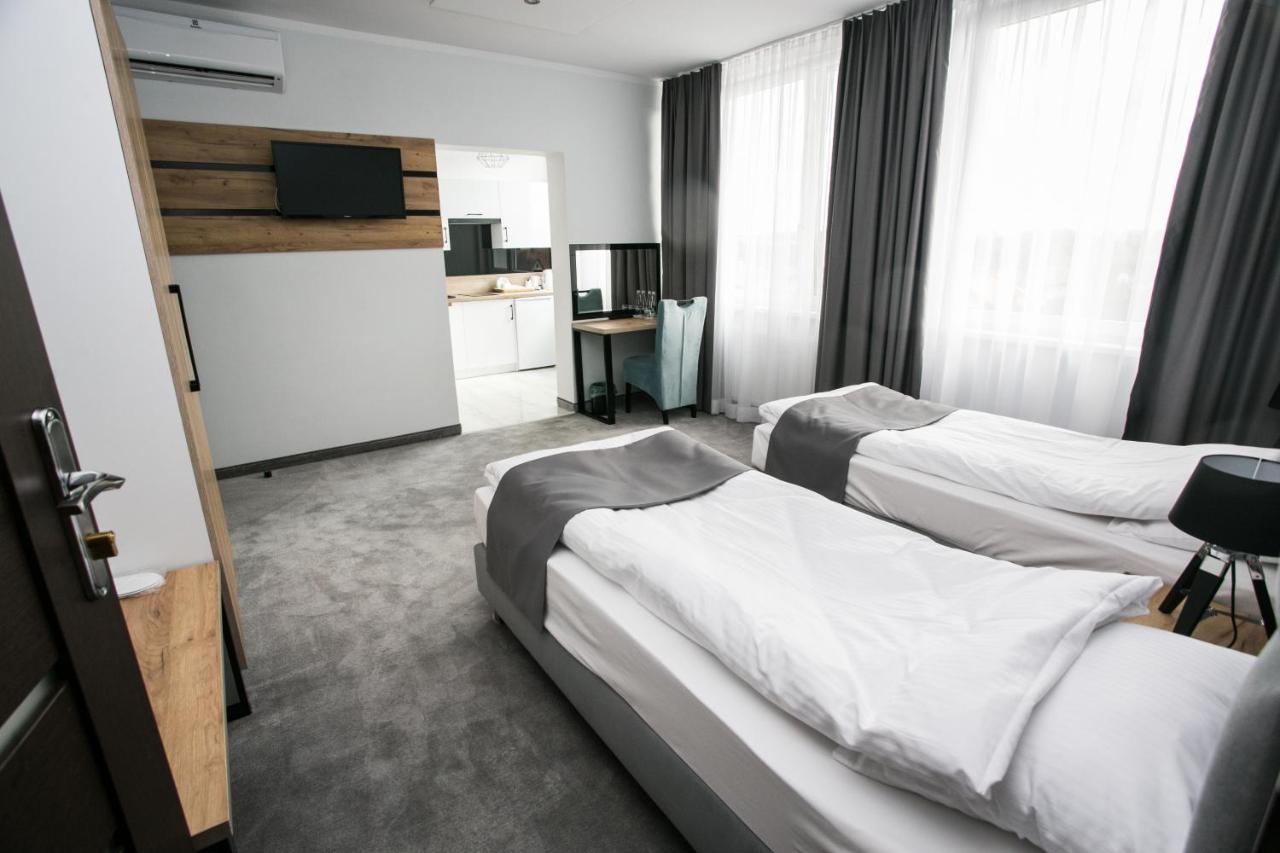 נובה מיאסטו לובבסקה Hotel Tiffany מראה חיצוני תמונה