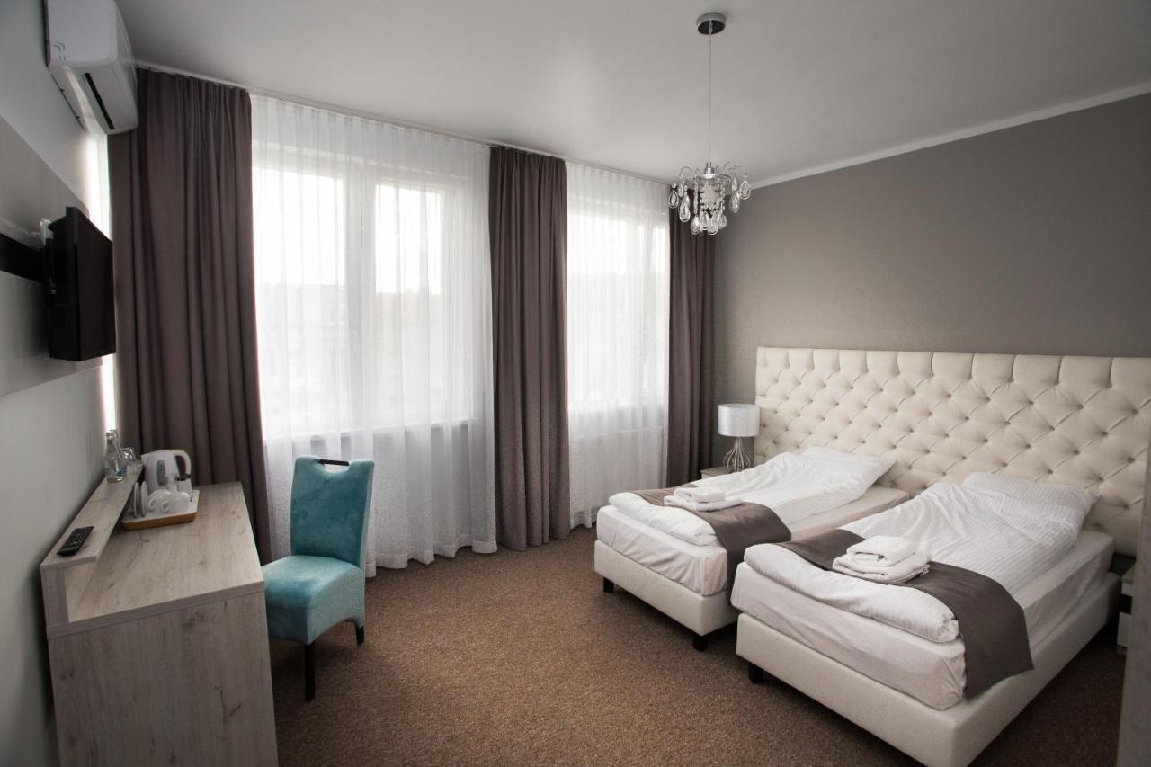 נובה מיאסטו לובבסקה Hotel Tiffany מראה חיצוני תמונה